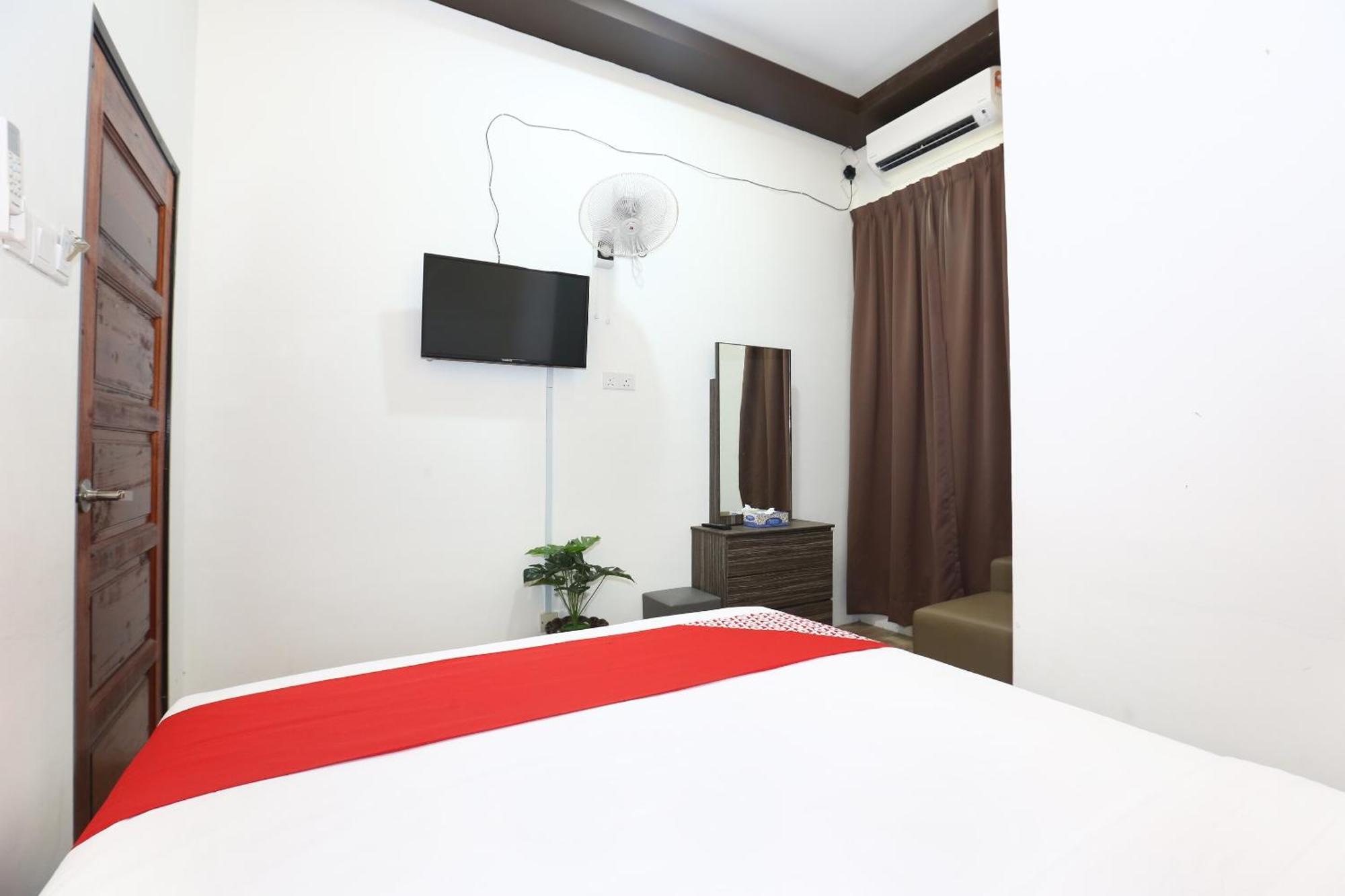 Super Oyo 89678 Ady Hotel Куала-Тренгану Экстерьер фото