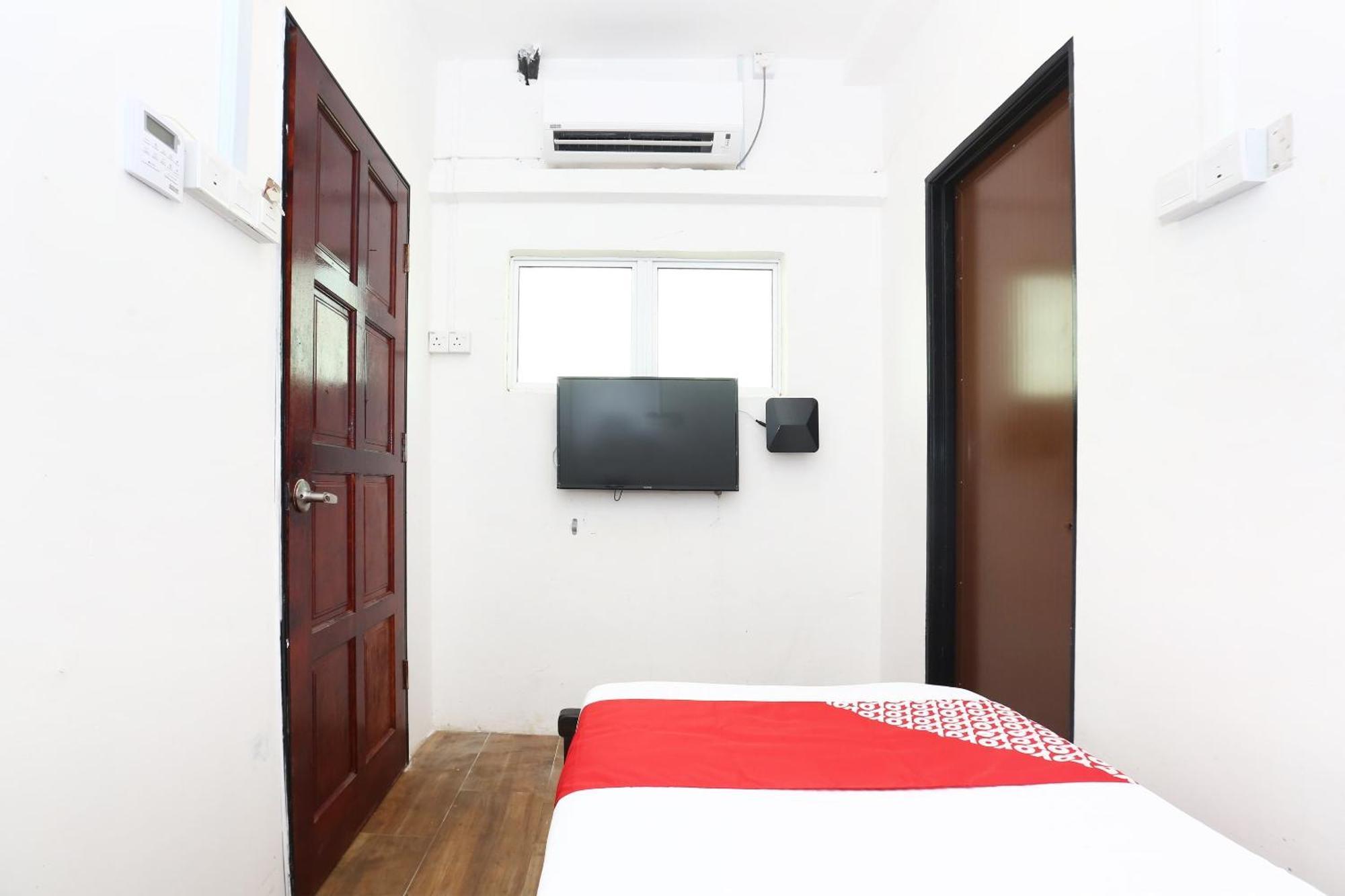 Super Oyo 89678 Ady Hotel Куала-Тренгану Экстерьер фото