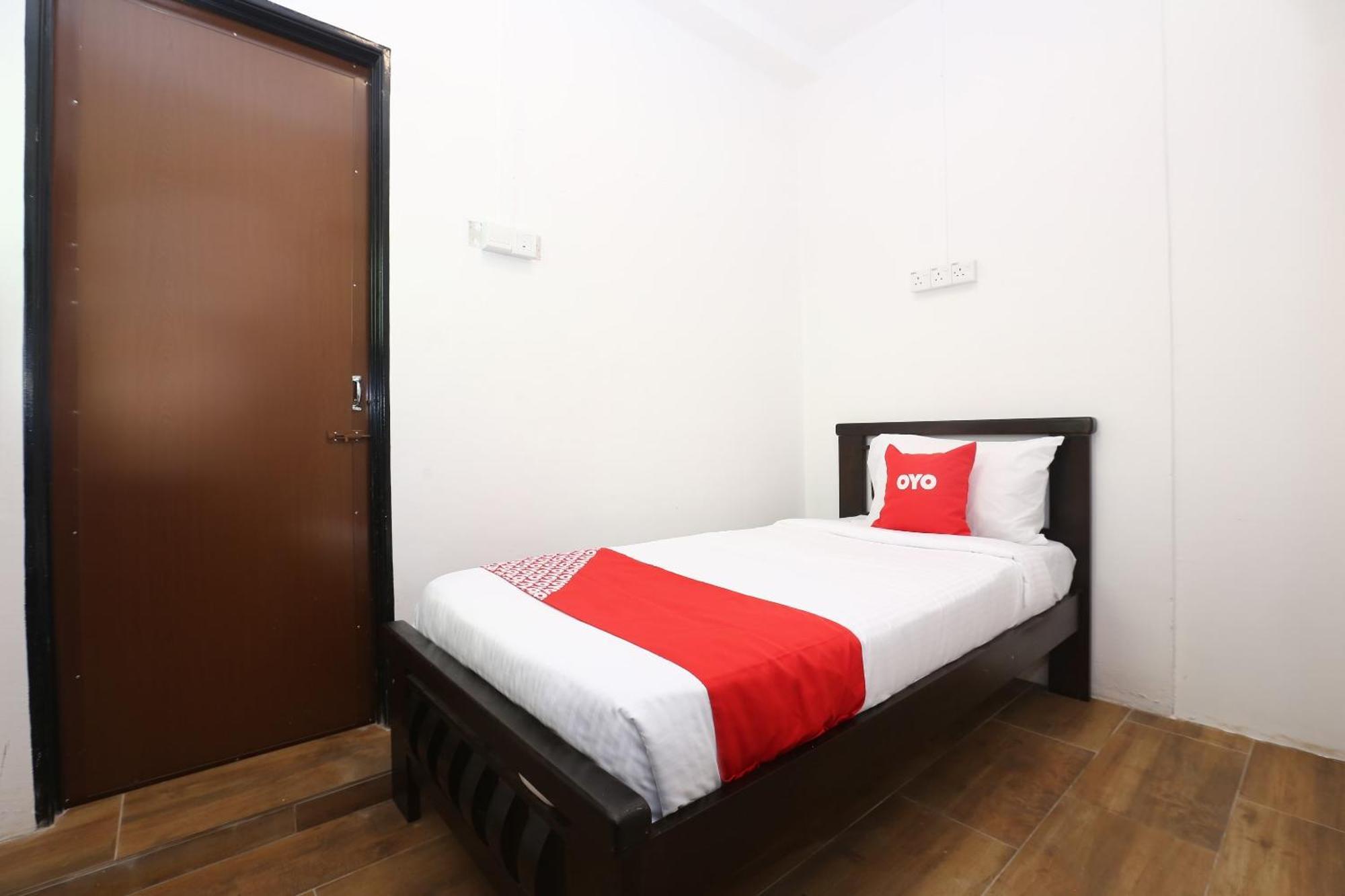 Super Oyo 89678 Ady Hotel Куала-Тренгану Экстерьер фото