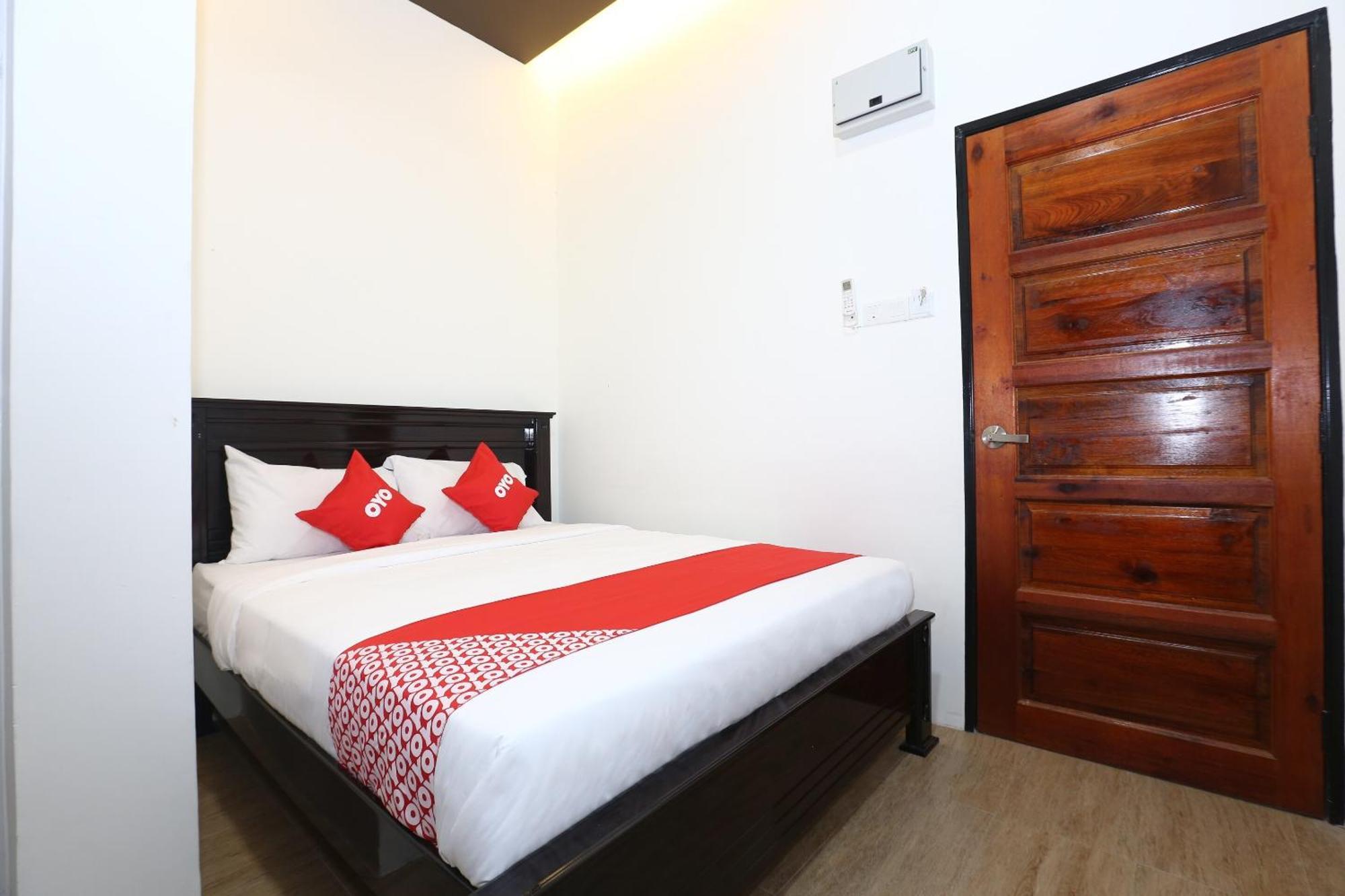 Super Oyo 89678 Ady Hotel Куала-Тренгану Экстерьер фото